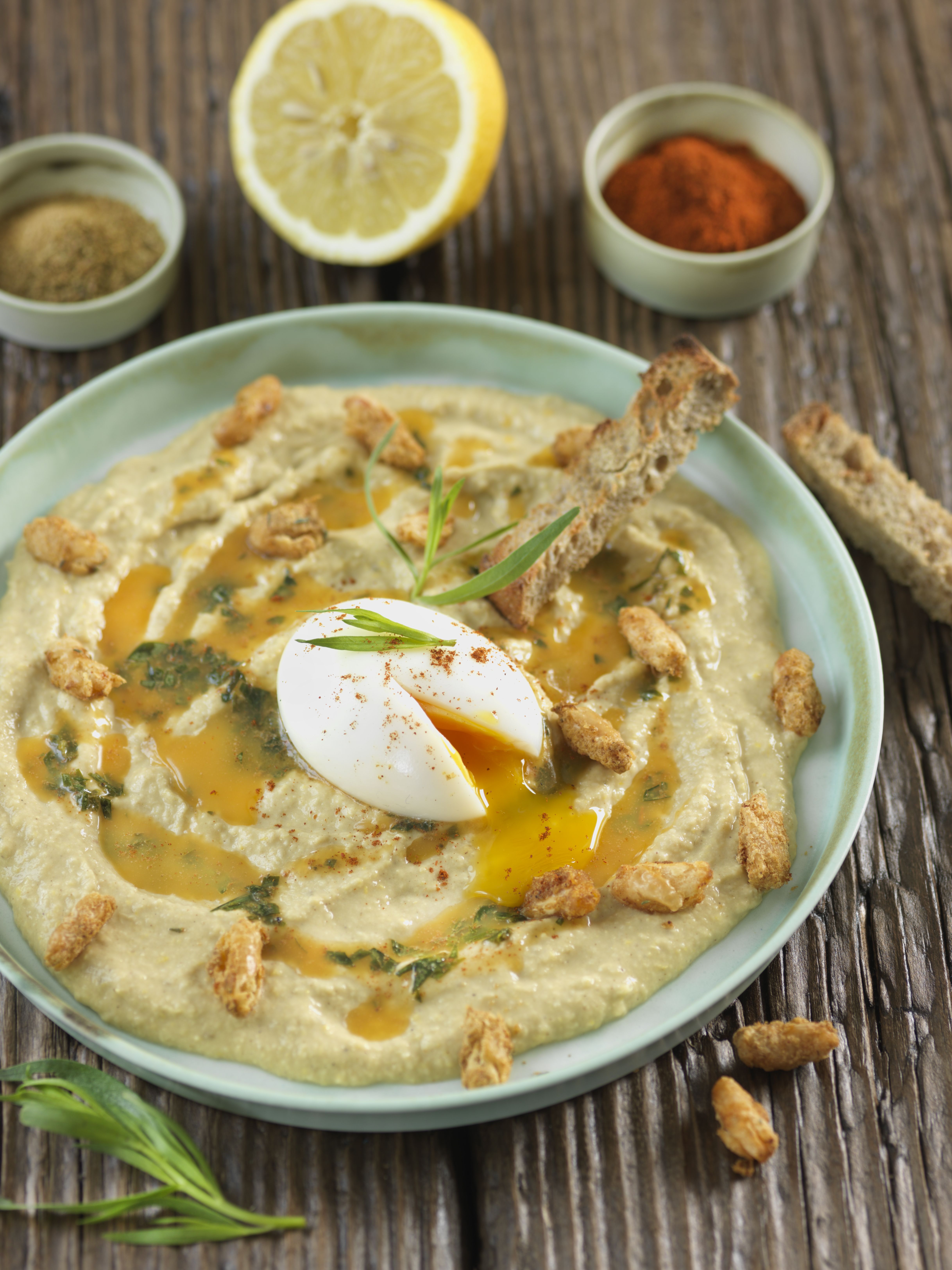 Œuf mollet, houmous de maïs et chips de haricots blancs Œuf mollet, houmous de maïs et chips de haricots blancs
